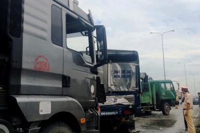 Tai nạn liên hoàn: 5 ô tô tông nhau, vỡ nát sau tai nạn 