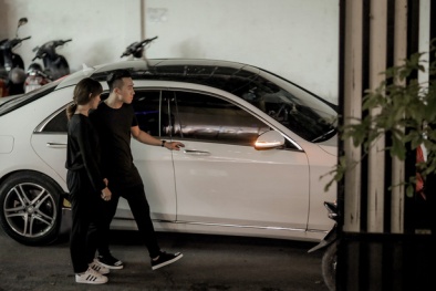 Trấn Thành - Hari Won nắm chặt tay nhau đi thử đồ cưới