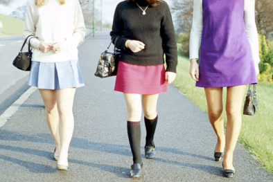 Tranh cãi xung quanh quy định công chức không xăm hình, váy ngắn