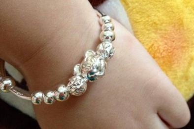 Những mối nguy hại 'chết người' khi đeo vòng bạc cho con trẻ