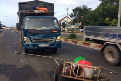 Tai nạn giao thông ngày 26/12: Vợ chồng đi bán đồ ăn sáng gặp tai nạn, vợ tử vong