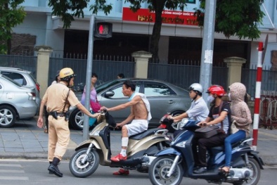 Giả danh cảnh sát giao thông, chặn người đi đường để cướp xe máy