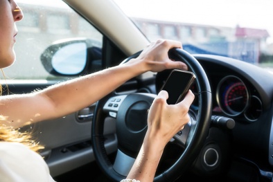 Từ năm 2017 sẽ xử phạt người sử dụng điện thoại di động khi lái xe
