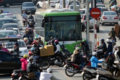 Buýt nhanh chạy thử nghiệm trong ùn tắc, bị xe máy 'chặn' đầu