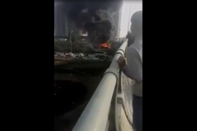 Clip: Xe khách cháy ngùn ngụt, khói đen bốc cuồn cuộn trên Đại lộ Thăng Long