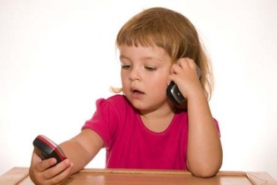 Tin cảnh báo nổi bật: Sử dụng điện thoại trước 20 tuổi có thể bị ung thư não