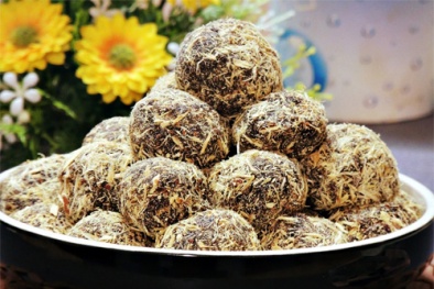 Kinh hoàng chế biến ô mai bán Tết từ nguyên liệu bốc mùi ẩm mốc