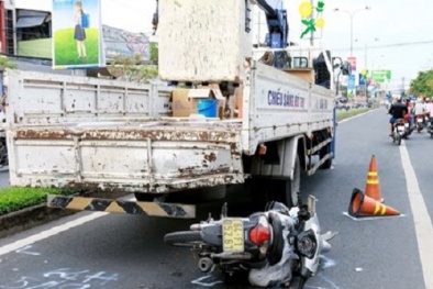 Tai nạn giao thông mới nhất: Tông thẳng vào cột điện, người bán trái cây tử vong