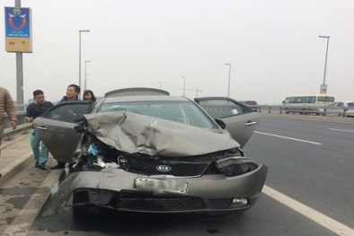 Tai nạn giao thông ngày 31/12: Xe buýt mất lái đâm dải phân cách, 9 người nhập viện