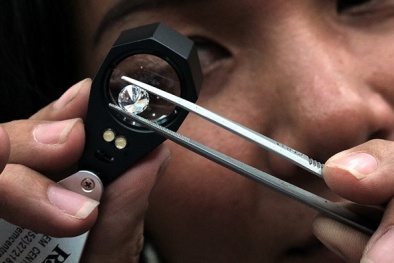 'Chết đứng' vì mua kim cương hóa đá tổng hợp