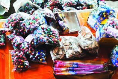 Giấu gần 5 tạ pháo tết trong lốp, bình xăng xe đi tiêu thụ