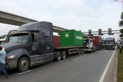 Tai nạn giao thông ngày 3/1: Mẹ khóc ngất bên thi thể con gái bị xe ben cán