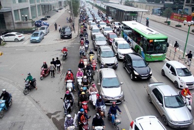 Xe buýt nhanh BRT không còn đường chạy vào giờ cao điểm