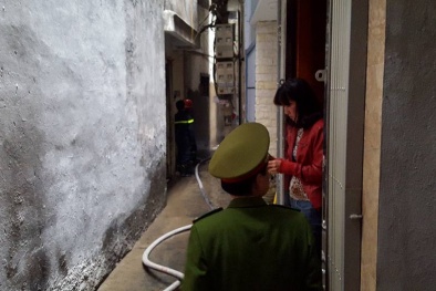 Nỗ lực dập lửa trong ngôi nhà 3 tầng có tiếng cãi lộn phát ra