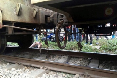 Tai nạn giao thông ngày 4/1: Tàu hỏa tông xe máy vỡ nát, một người nguy kịch
