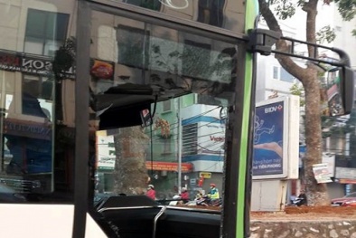 Xe buýt nhanh BRT bị taxi tạt đầu, vỡ toang cửa kính