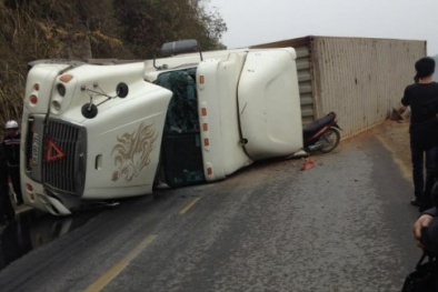 Lạng Sơn: Xe container đổ nghiêng khiến 2 người đi xe máy tử vong