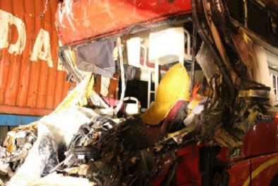 Tai nạn giao thông ngày 6/1: Đầu xe khách biến dạng, tài xế tử vong trên vô lăng