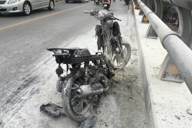 Xe máy bỗng nhiên bốc cháy ngùn ngụt trên cầu Láng Hạ - Lê Văn Lương