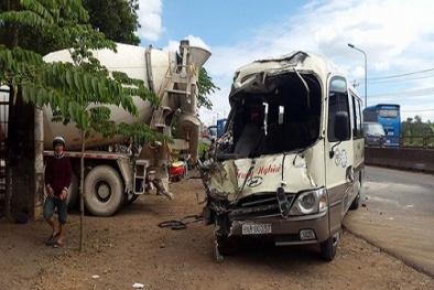 Tai nạn giao thông ngày 8/1: Xe khách cán nam thanh niên tử vong rồi lao xuống mương nước