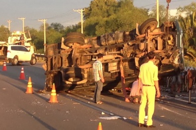 Tai nạn trên cao tốc TPHCM - Long Thành - Dầu Giây, xe tải lật, xe 7 chỗ nát đầu