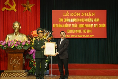 Bộ trưởng Chu Ngọc Anh trao chứng nhận ISO 9001 cho Cục TCĐLCL Bộ Quốc phòng