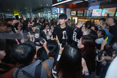 Video: Cận cảnh mỹ nam Taecyeon uống bia tại Tạ Hiện