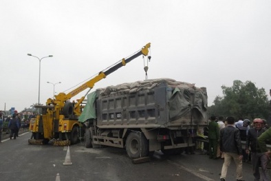 Tai nạn giao thông ngày 10/1: Xe tải đâm vào đuôi container, 3 người thương vong