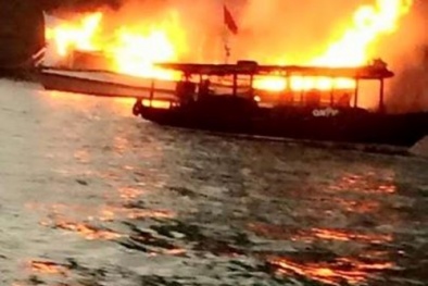 Tàu du lịch bốc cháy dữ dội trên vịnh Hạ Long khi trên đường về Tuần Châu