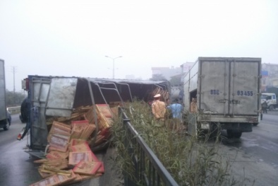 Xe tải mất lái hất taxi văng xa chục mét, kéo tung dải phân cách