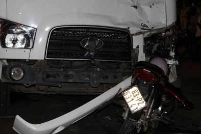 Tai nạn giao thông ngày 11/1: Xe máy găm chặt vào đầu xe tải, 3 người thương vong