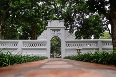 Văn Miếu Quốc Tử Giám thay màu sơn khiến nhiều người tranh cãi