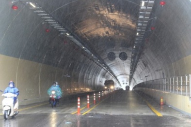 Ô tô tải đâm liên tiếp xe máy trong đường hầm, 2 người thương vong