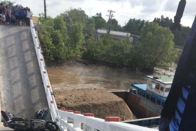 Sà lan tông sập cầu ở Cà Mau khiến nhiều người bị thương