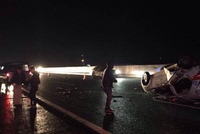 Xe ô tô 16 chỗ húc taxi bật ngửa trên cao tốc Hà Nội-Hải Phòng