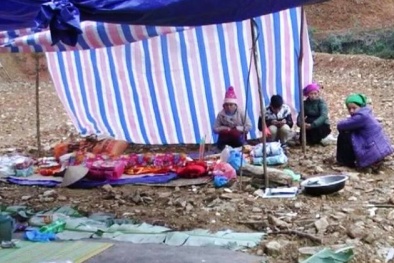 Đang mùa đông mà vẫn có em nhỏ miền núi bị lũ cuốn trôi trên đường đi học