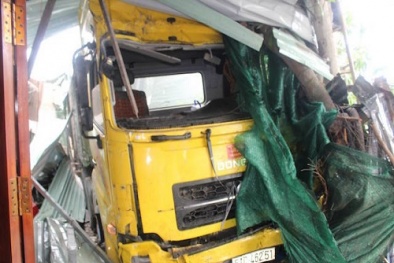 Tai nạn giao thông ngày 16/1: Người đàn ông chết lặng khi container tông tử vong con dâu và cháu