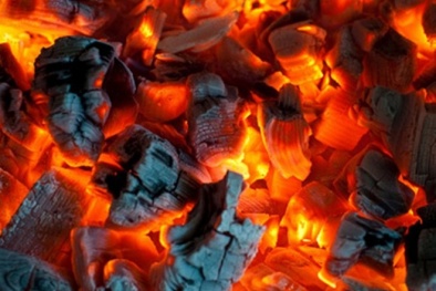 Bé 4 ngày tuổi tử vong vì than củi, lời cảnh tỉnh vẫn bị ngó lơ?