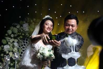 Khoảnh khắc ngọt ngào trong đám cưới xa hoa của đại gia Doãn Văn Phương