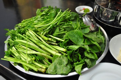 ‘Rùng mình’ khi biết sự thật về món rau cần nhúng tái
