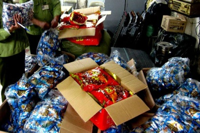 Bánh kẹo, trái cây Trung Quốc 'đổ bộ' về nước tiêu thụ dịp Tết