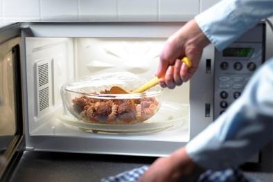 Bỏ ngay thói quen dùng màng bọc thực phẩm kẻo cả nhà ung thư