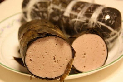 Tự làm món giò lụa thơm ngon mềm mịn an toàn cho ngày Tết