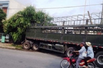 Nghệ An: Xe tải chở trâu bò đâm sập nhà dân, 3 người thương vong