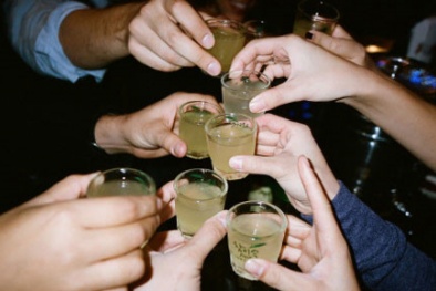 Những cách giải rượu 'sai bét' đe dọa tính mạng người say ngày Tết 