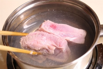 Tai hại chết người khi chần thịt qua nước sôi