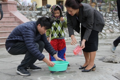 Tết ông Công ông Táo: Nhộn nhịp không khí thả cá phóng sinh tại Hà Nội