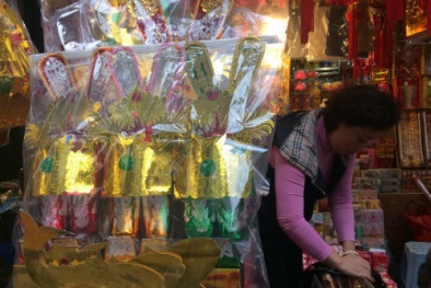 'Xe Lexus, iPhone 7'... kén người mua ngày ông Công, ông Táo