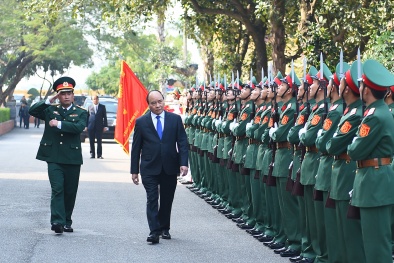 Thủ tướng kiểm tra công tác sẵn sàng chiến đấu tại Sư đoàn Chiến thắng