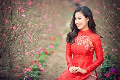 BTV Dự báo thời tiết diện áo dài xinh như ‘hoa hậu’ tại vườn đào